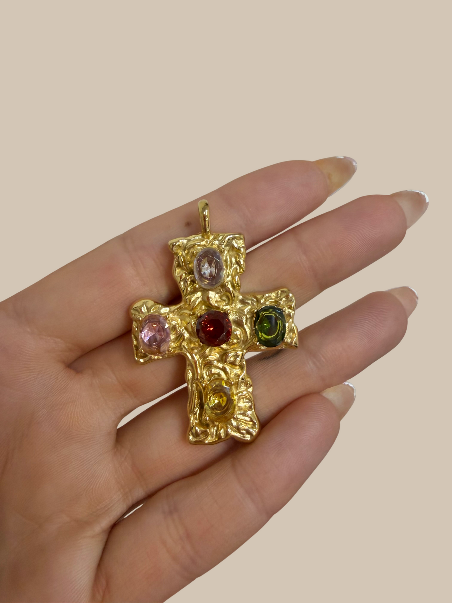 Cruz con cristales de la India