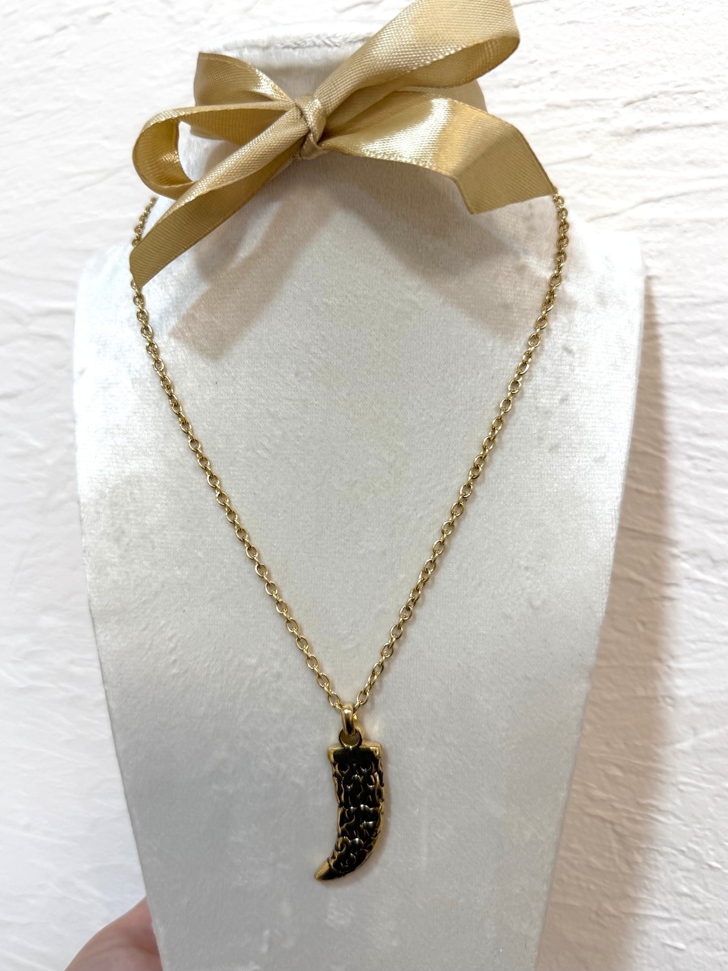 Collar cuerno dorado