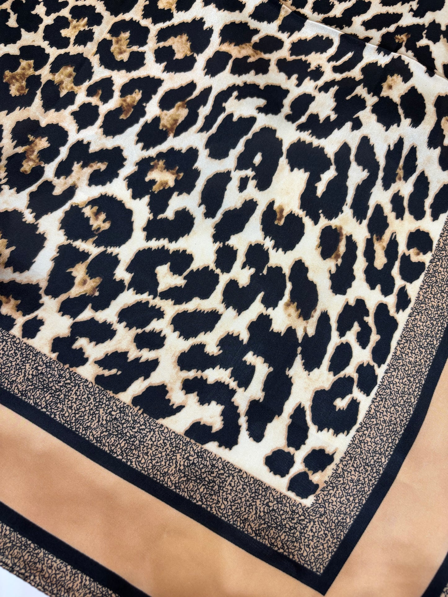 Pañuelo con anillo dorado