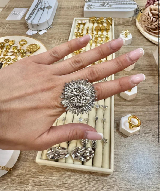 Anillo flor plateado