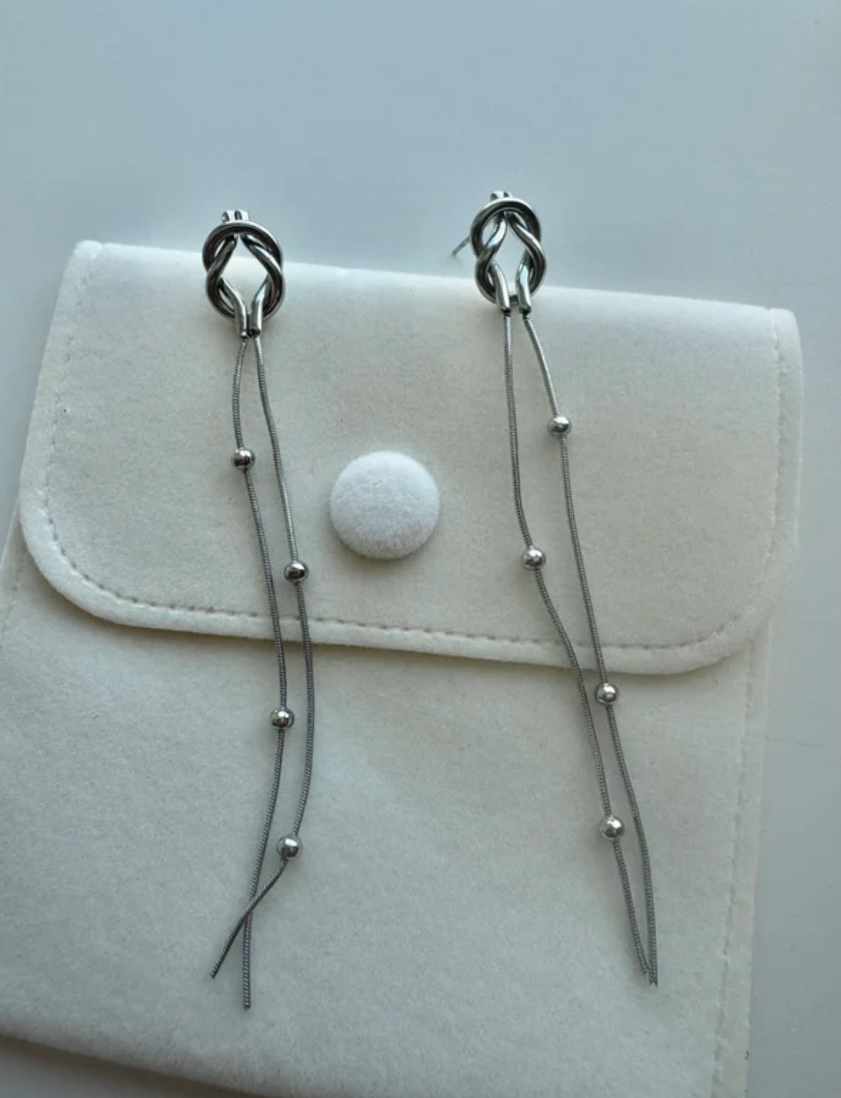 Pendientes bolitas colgando
