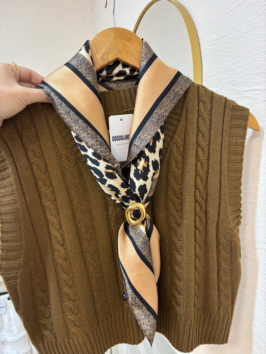 Pañuelo con anillo dorado