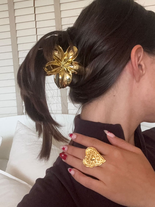 Pinza pelo flor dorada